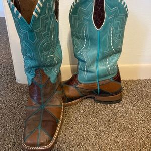 7.5 teal ariat square toe boots